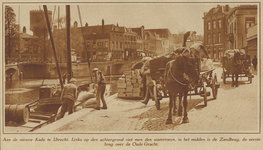 65409 Afbeelding van het laden van een schip aan de Nieuwe Kade in Wijk C te Utrecht bij de Zandbrug.N.B. De straatnaam ...